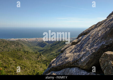 Mirador, punto di vista dalle montagne di Juanar, affacciato sul Mar Mediterraneo a Marbella, Andalusia, Spagna. Foto Stock