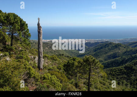 Mirador, punto di vista dalle montagne di Juanar, affacciato sul Mar Mediterraneo a Marbella, Andalusia, Spagna. Foto Stock