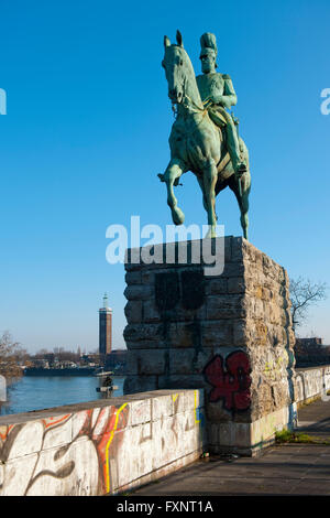 Köln, Reiterstandbild des deutschen Kaiser Friedrich III. vom Bildhauer Louis Tuaillon an der linksrheinischen Nordseite der Ho Foto Stock