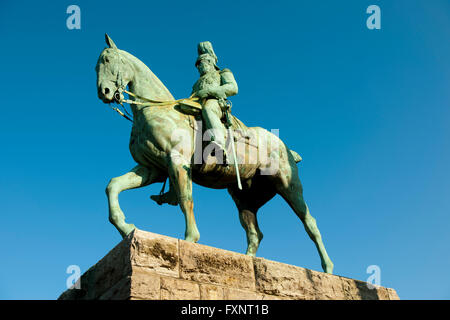 Köln, Reiterstandbild des deutschen Kaiser Friedrich III. vom Bildhauer Louis Tuaillon an der linksrheinischen Nordseite der Ho Foto Stock