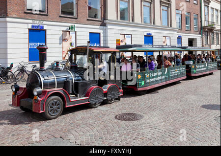 STRØG-toget, le visite turistiche e di Visitatore Road train lasciando Nytorv a Strøget pieno di turisti Foto Stock