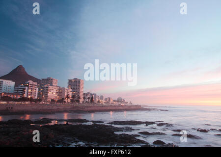 Nebbia marina al tramonto, Sea Point, Città del Capo, Sud Africa. Foto Stock
