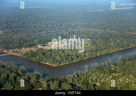 Fossato intorno a Angkor Wat, Sito Patrimonio Mondiale dell'UNESCO, Siem Reap, Cambogia - aerial Foto Stock