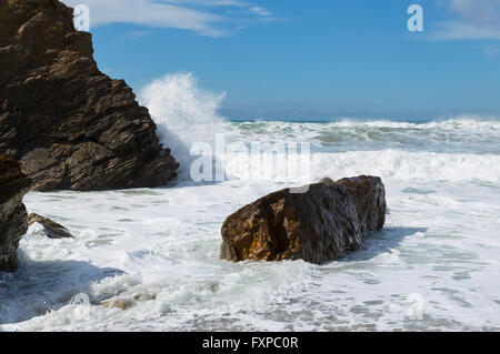 Le onde a Dollar Cove lungo il litorale di lucertola in Cornovaglia Foto Stock