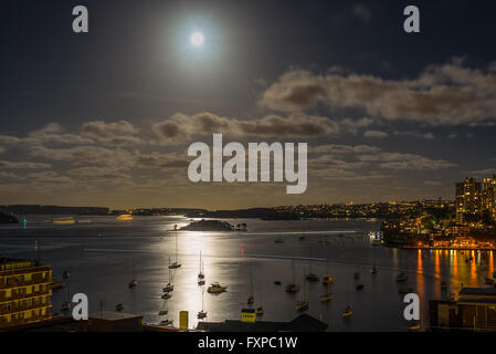 Il Porto di Sydney al chiaro di luna con acqua riflessioni - una lunga esposizione Foto Stock