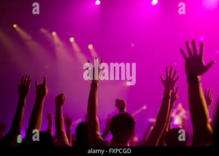 Banda musicale di folla alzando le mani in aria (messa a fuoco selettiva) Foto Stock