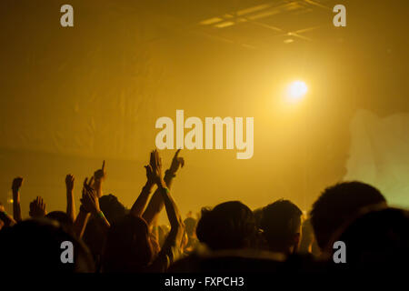 Banda musicale di folla alzando le mani in aria (messa a fuoco selettiva) Foto Stock