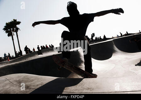 Giovane uomo skateboarding in skate park Foto Stock