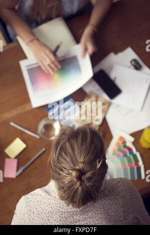 Progettazione ai membri del team di prendere in considerazione le opzioni colore per il progetto Foto Stock