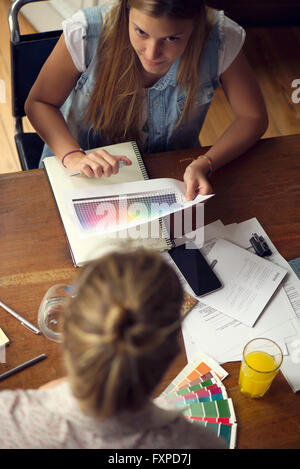 Le donne considerando i campioni di colore Foto Stock