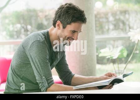 Uomo che guarda attraverso il magazzino in attesa in sala d'attesa Foto Stock