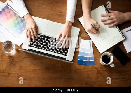 I membri del team di progetto lavorano fianco a fianco Foto Stock