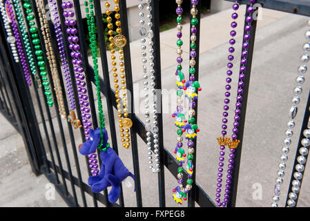 Mardi Gras beads appeso sulla ringhiera a New Orleans, Louisiana, Stati Uniti d'America Foto Stock