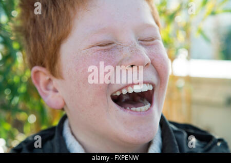 Ragazzo di ridere con gli occhi chiusi, ritratto Foto Stock