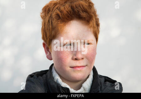 Ragazzo che guarda lontano nel pensiero, ritratto Foto Stock