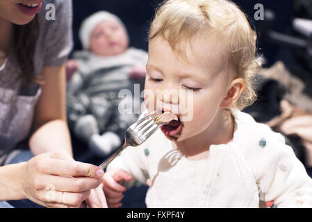 Madre dei bimbi di alimentazione Foto Stock