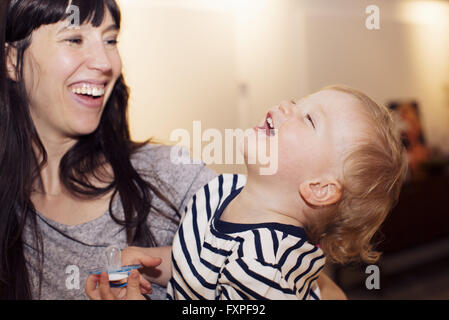 La madre e il bambino ridere di condivisione Foto Stock