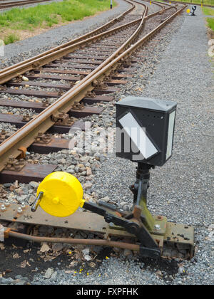 A mano deviatoio ferroviario con la leva, il peso e il segnale Foto Stock