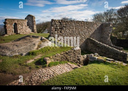 Le rovine di San Patrizio Cappella affacciato sulla baia di Morecambe, Heysham, Lancashire, Regno Unito Foto Stock