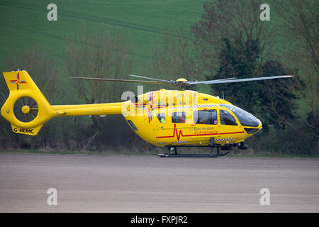 East Anglian Air Ambulance elicotteri essendo attraversato da Prince William.La Eurocopter EC145 (Airbus elicotteri H145) Foto Stock