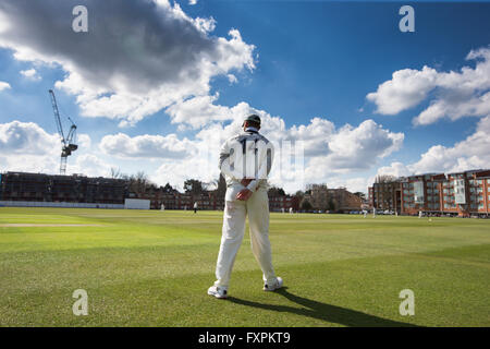 Cambridge University studente il cricketers giocando a Fenner la terra all'inizio della stagione in una giornata di sole. Foto Stock