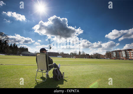 Cambridge University studente il cricketers giocando a Fenner la terra all'inizio della stagione in una giornata di sole. Foto Stock