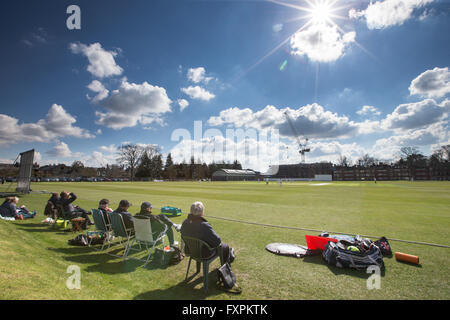 Cambridge University studente il cricketers giocando a Fenner la terra all'inizio della stagione in una giornata di sole. Foto Stock