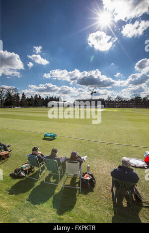 Cambridge University studente il cricketers giocando a Fenner la terra all'inizio della stagione in una giornata di sole. Foto Stock