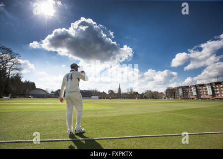 Cambridge University studente il cricketers giocando a Fenner la terra all'inizio della stagione in una giornata di sole. Foto Stock