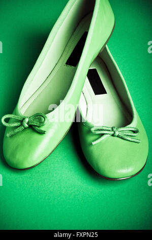 Dettaglio in primo piano di una coppia di pattini di verde Foto Stock