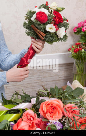 Profumo di donna con le mani in mano al negozio di fiori Foto Stock