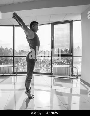 Atletica Giovane muscolare uomo che lavora fuori, yoga Foto Stock