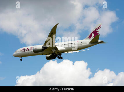 Il Qatar Boeing 787 Dreamliner atterraggio all'Aeroporto di Birmingham, UK (A7-BCY) Foto Stock