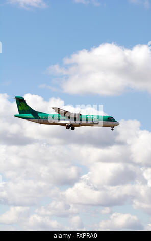 Aer Lingus Regional ATR 72 l'atterraggio all'Aeroporto di Birmingham, UK (EI-FAU) Foto Stock