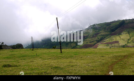 Kapchorwa, Uganda. 16 Aprile, 2016. Un'immagine vista sulla piazza del villaggio Teryet incastonato sulle pendici del monte Elgon in Uganda. La zona vergine sarà home in Uganda il primo High Altitude Sports Training Center. Lo sviluppo sarebbe salvare gli atleti ugandesi da coprire lunghe distanze di treno in altopiani del Kenya. Foto Stock