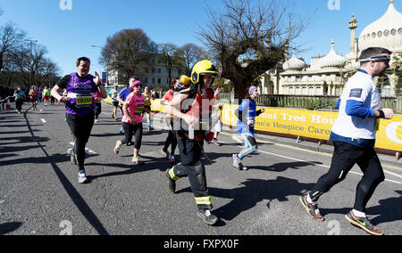 Brighton Regno Unito 17 aprile 2016 - un vigile del fuoco prende parte in questo anni Brighton Maratona in bel tempo oggi Credito: Simon Dack/Alamy Live News Foto Stock