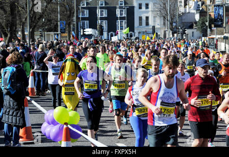 Brighton Regno Unito 17 aprile 2016 - migliaia di corridori prendere parte a questo anni Brighton Maratona in bel tempo oggi Credito: Simon Dack/Alamy Live News Foto Stock