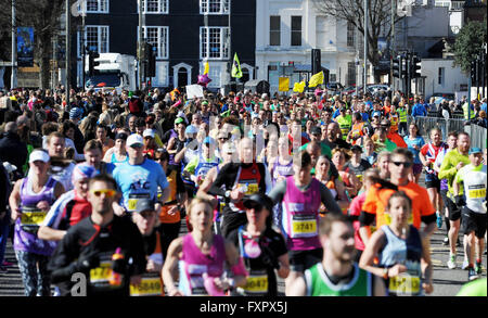 Brighton Regno Unito 17 aprile 2016 - migliaia di corridori prendere parte a questo anni Brighton Maratona in bel tempo oggi Credito: Simon Dack/Alamy Live News Foto Stock