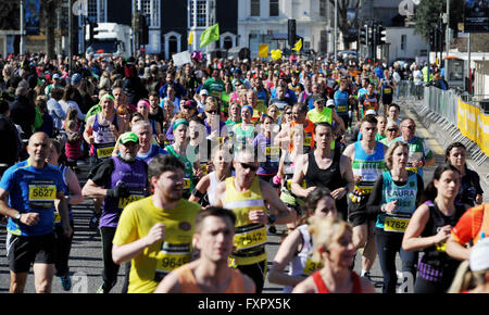 Brighton Regno Unito 17 aprile 2016 - migliaia di corridori prendere parte a questo anni Brighton Maratona in bel tempo oggi Credito: Simon Dack/Alamy Live News Foto Stock