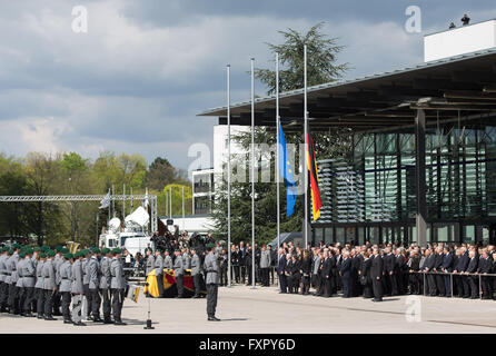 Bonn, Germania. Xvii Apr, 2016. La bara di fine il ministro degli esteri tedesco Hans-Dietrich GENSCHER viene spostata dalla ex sala plenaria del Bundestag tedesco europeo a seguito di un atto di stato a Bonn, Germania, 17 aprile 2016. Foto: MAJA HITIJ/dpa/Alamy Live News Foto Stock