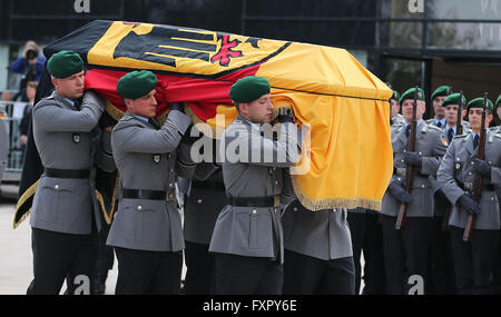 Bonn, Germania. Xvii Apr, 2016. La bara di fine il ministro degli esteri tedesco Hans-Dietrich GENSCHER viene spostato dal primo Bundestag tedesco europeo a seguito di un atto di stato a Bonn, Germania, 17 aprile 2016. Foto: OLIVER BERG/dpa/Alamy Live News Foto Stock