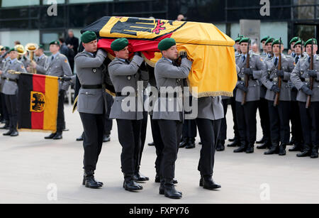 Bonn, Germania. Xvii Apr, 2016. La bara di fine il ministro degli esteri tedesco Hans-Dietrich GENSCHER è spostato in una funebre dal primo Bundestag tedesco europeo a seguito di un atto di stato a Bonn, Germania, 17 aprile 2016. Foto: OLIVER BERG/dpa/Alamy Live News Foto Stock