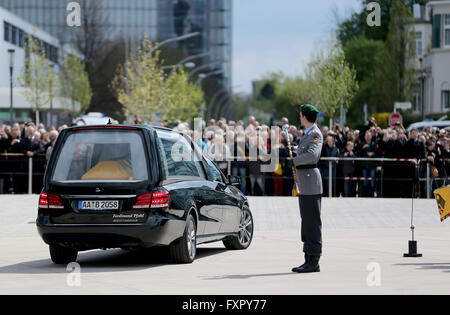 Bonn, Germania. Xvii Apr, 2016. La bara di fine il ministro degli esteri tedesco Hans-Dietrich GENSCHER viene spostato in un cimitero dal primo Bundestag tedesco europeo a seguito di un atto di stato a Bonn, Germania, 17 aprile 2016. Foto: OLIVER BERG/dpa/Alamy Live News Foto Stock