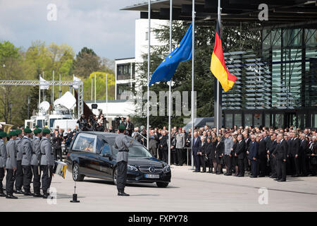 Bonn, Germania. Xvii Apr, 2016. La bara di fine il ministro degli esteri tedesco Hans-Dietrich GENSCHER viene spostato dal primo Bundestag tedesco europeo a seguito di un atto di stato a Bonn, Germania, 17 aprile 2016. Foto: MAJA HITIJ/dpa/Alamy Live News Foto Stock