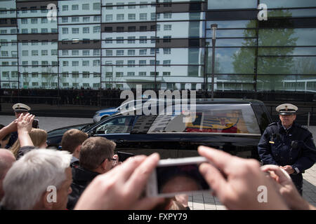 Bonn, Germania. Xvii Apr, 2016. Gli spettatori guardano su come la bara di fine il ministro degli esteri tedesco Hans-Dietrich GENSCHER viene spostato dal primo Bundestag tedesco europeo a seguito di un atto di stato a Bonn, Germania, 17 aprile 2016. Foto: MAJA HITIJ/dpa/Alamy Live News Foto Stock