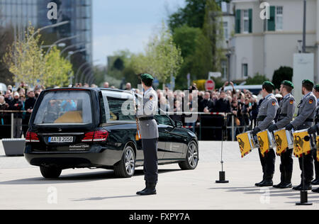 Bonn, Germania. Xvii Apr, 2016. La bara di fine il ministro degli esteri tedesco Hans-Dietrich GENSCHER viene spostato in un cimitero a seguito di un atto dello stato a Bonn, Germania, 17 aprile 2016. Foto: OLIVER BERG/dpa/Alamy Live News Foto Stock