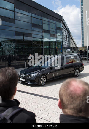 Bonn, Germania. Xvii Apr, 2016. Gli spettatori guardano su come la bara di fine il ministro degli esteri tedesco Hans-Dietrich GENSCHER viene spostato dal primo Bundestag tedesco europeo a seguito di un atto di stato a Bonn, Germania, 17 aprile 2016. Foto: MAJA HITIJ/dpa/Alamy Live News Foto Stock