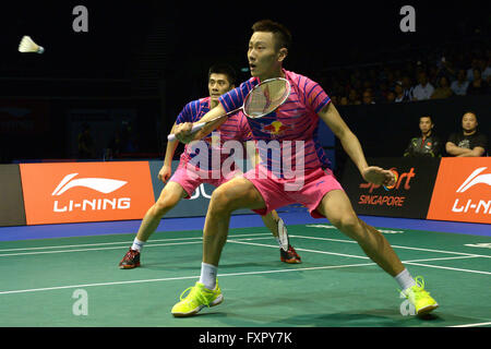 Singapore. Xvii Apr, 2016. Fu Haifeng/Zhang Nan (R) della Cina competere contro Takeshi Kamura/Keigo Sonoda del Giappone durante gli uomini doppio partita finale al OUE Singapore aperto in Singapore Indoor Stadium, 17 aprile 2016. Fu Haifeng/Zhang Nan ha vinto 2-0. © poi Chih Wey/Xinhua/Alamy Live News Foto Stock