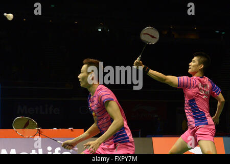 Singapore. Xvii Apr, 2016. Fu Haifeng/Zhang Nan (L) della Cina competere contro Takeshi Kamura/Keigo Sonoda del Giappone durante gli uomini doppio partita finale al OUE Singapore aperto in Singapore Indoor Stadium, 17 aprile 2016. Fu Haifeng/Zhang Nan ha vinto 2-0. © poi Chih Wey/Xinhua/Alamy Live News Foto Stock