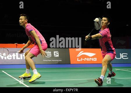 Singapore. Xvii Apr, 2016. Fu Haifeng/Zhang Nan (L) della Cina competere contro Takeshi Kamura/Keigo Sonoda del Giappone durante gli uomini doppio partita finale al OUE Singapore aperto in Singapore Indoor Stadium, 17 aprile 2016. Fu Haifeng/Zhang Nan ha vinto 2-0. © poi Chih Wey/Xinhua/Alamy Live News Foto Stock